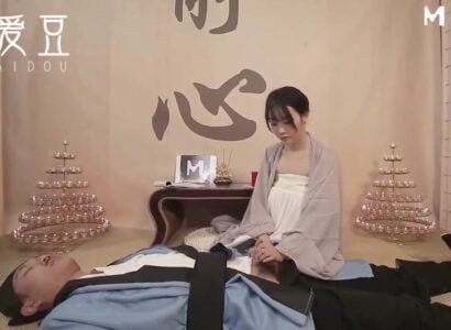 เพื่อนบ้านเห็นว่าโดยบังเอิญว่าน้องสาวของเขาเปลี่ยนไปอีกครั้งเพื่อเล่นเกมสำหรับผู้ใหญ่