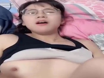 น้องสาวถูกพี่ชายของเธอถูกบดขยี้เมื่อเธอถูกตัดลึก