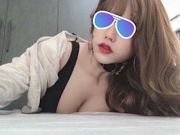 มีเสน่ห์และพอใจกับหน้าอกใหญ่