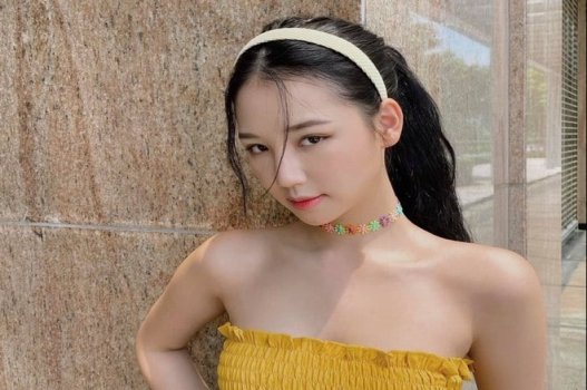 สาวสวยเชื่อมั่นอย่างชาญฉลาดโดยเพื่อนบ้าน