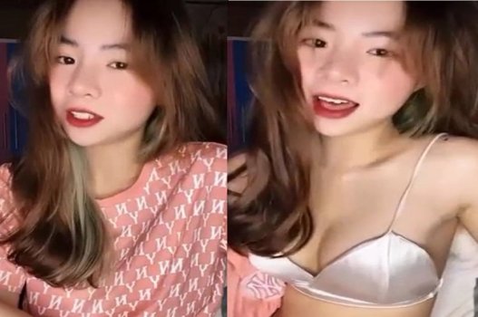 สาวสวยมีเสน่ห์ในห้องน้ำพร้อมฝักบัวอาบน้ำ