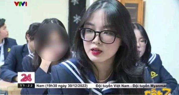 น้องสาวสองคนช่วยตัวเองขึ้นไปด้านบน