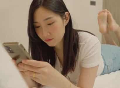หญิงสาวสวยที่มีหน้าอกใหญ่ถูกข่มขืนบนรถไฟ