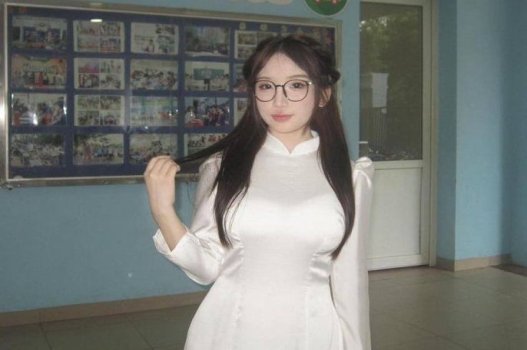 Phuong Anh แสดงให้เห็นถึงขนาดใหญ่ แต่ก็เซ็กซี่