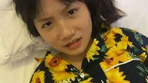คนหนุ่มสาวที่สนุกกับน้องสาวของพวกเขาที่เล่นการพนันก็มีส่วนร่วมเช่นกัน
