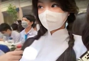 คนหนุ่มสาวสำรวจน้องสาวที่มีเสน่ห์ของเธอ