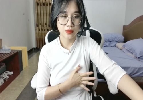 ในระหว่างการเดินทางไปตั้งแคมป์เธอเล่นเกมจัดไม้เพื่อปล่อยเพื่อนที่ดีที่สุดของเธอ